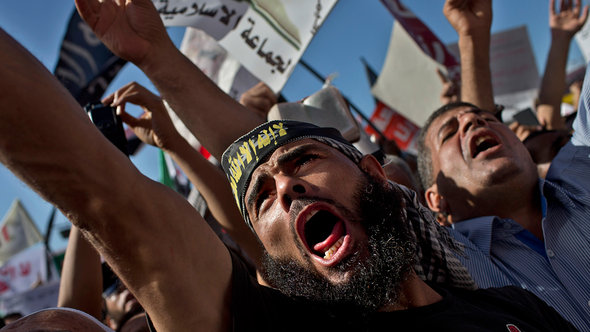 Salafisten demonstrieren auf dem Tahrirplatz: Sie fordern, dass die neue ägyptische Verfassung auf der Scharia aufbauen soll; Foto: AP/dapd