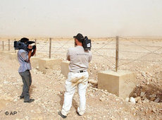 Zwei Syrische Journalisten filmen die Syrisch-Irakische Grenze, Juni 2005; Foto: AP/Bassem Tellawi