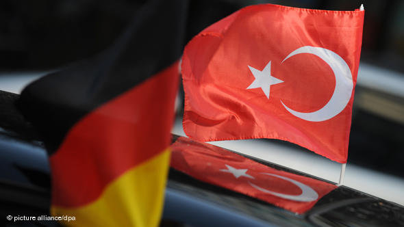 Deutsche und türkische Fahne auf einem Auto, Foto: picture alliance/dpa