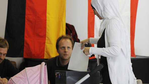 Muslimische Frau bei der Stimmabgabe zur Bundestagswahl, Foto: picture alliance/dpa