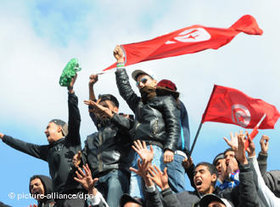 Protestierende Jugendliche schwenken Tunesien-Fahne; Foto: dpa