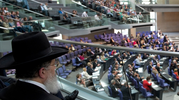 Ein Rabbiner verfolgt die Debatte im Bundestag; Foto: dapd