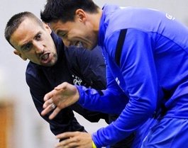 Frankreichs Fußballprofis Ribéry (l.) und Nasri beim Training; Foto: dpa 