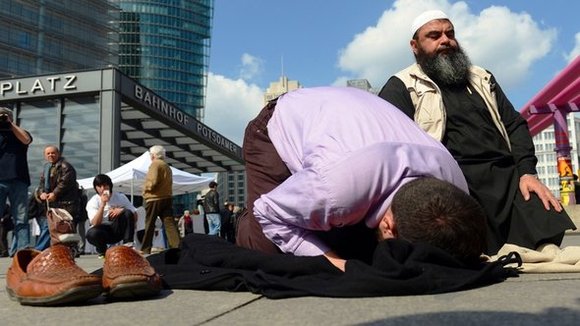 Salafisten beim Gebet auf dem Potsdamer Platz in Berlin; Foto: picture-alliance/dpa