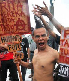 Wütender indonesischer Punk bei einem der Proteste im Dezember 2011; Foto: Negasi/http://negasi-negasi.blogspot.com