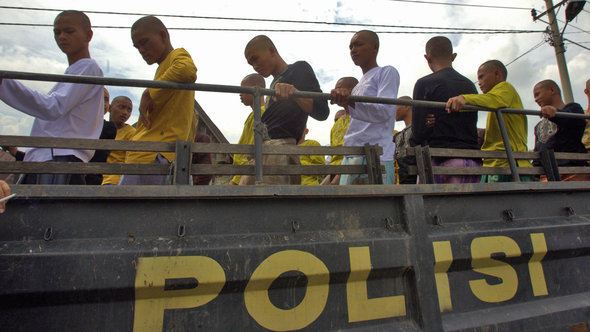 Verhaftete indonesische Punks werden auf einem Polizeiwagen gesammelt; Foto: EPA