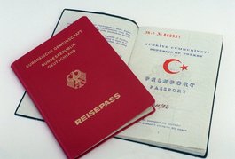 Deutscher und türkischer Reisepass; Foto: dpa