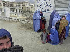Kinder udn Frauen vor einer Klinik in Kabul; Foto: AP