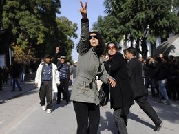 Tunesierinnen während der Proteste gegen Ben Ali; Foto: AP
