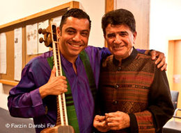 Mohammad Reza Shajarian (r.) mit dem iranischen Musiker Farzin Darabi Far; Foto: © Farzin Darabi Far