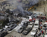 Burned-out cars after a bomb attack in Iraq (photo: AP)