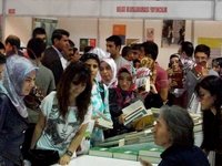 Visitors at the Diyarbakir book fair (photo: Moran Ezdin)