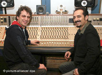 Farhad Darya and Goar B during a studio session (photo: picture-alliance/dpa)