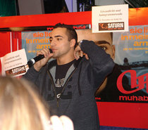 Muhabbet holding an autograph session in Berlin Steglitz (photo: © Wikimedia Commons)