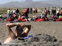 Tourists and refugees on the beach in Tenerife, Spain (photo: dpa)