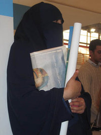 Veiled woman at the Cairo Book Fair (photo: dpa)