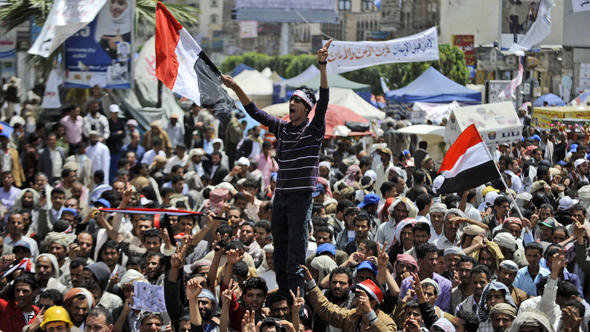 Jugendliche demonstrieren gegen die Regierung unter Präsident Saleh; Foto: AP