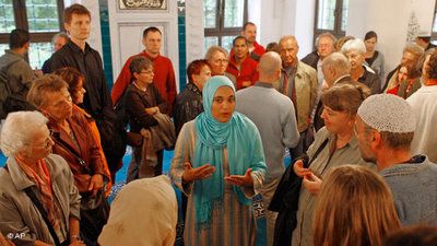 Visitors at the Sehitlik Mosque in Berlin (photo: Markus Schreiber/AP)