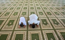 Men praying in a mosque in Ramallah (photo: AP)
