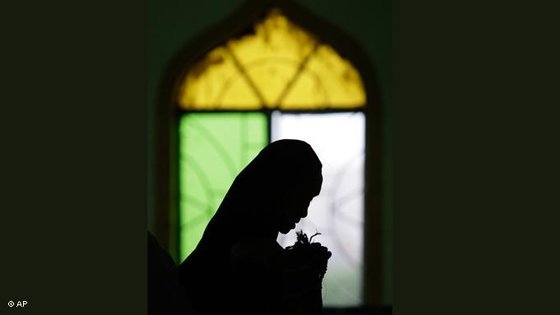 Praying Muslim woman in the Philippines during Ramadan (photo: AP)
