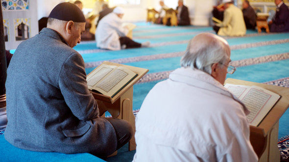 Gläubige lesen in der Sehitlik Moschee in Berlin im Koran; Foto: © Maurizio Gambarini dpa/lbn