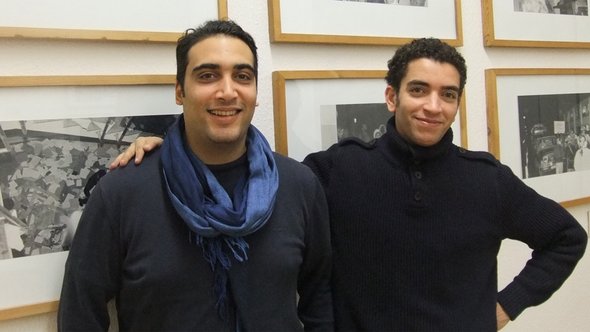 Die Menschenrechtsanwälte Amenallah Derouiche (links) aus Tunesien und Mohamed Abdelaziz (rechts) aus Ägypten beim Besuch des Stasi-Museums in Berlin; Foto: Christoph Dreyer