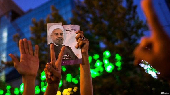 ايرانيون يحتفلون بفوز روحاني 