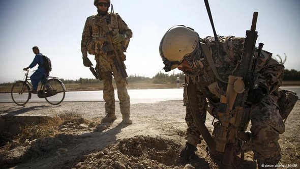 جنود من الجيش الألماني في مهمة خارجية يبحثون فيها عن الألغام في شمال أفغانستان. Picture alliance 