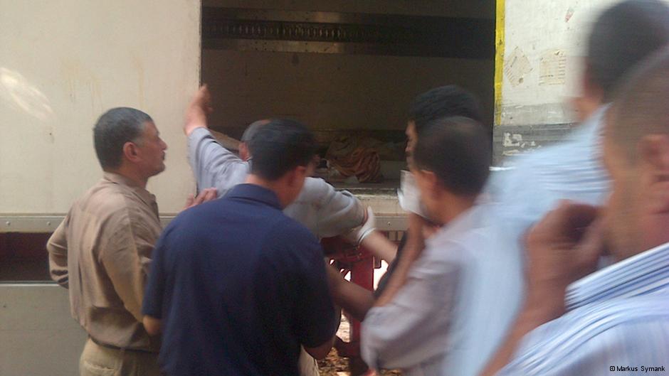 Getötete Anhänger von Mohammed Mursi werden in Kühllastern aufbewahrt; Foto: DW/Markus Symank