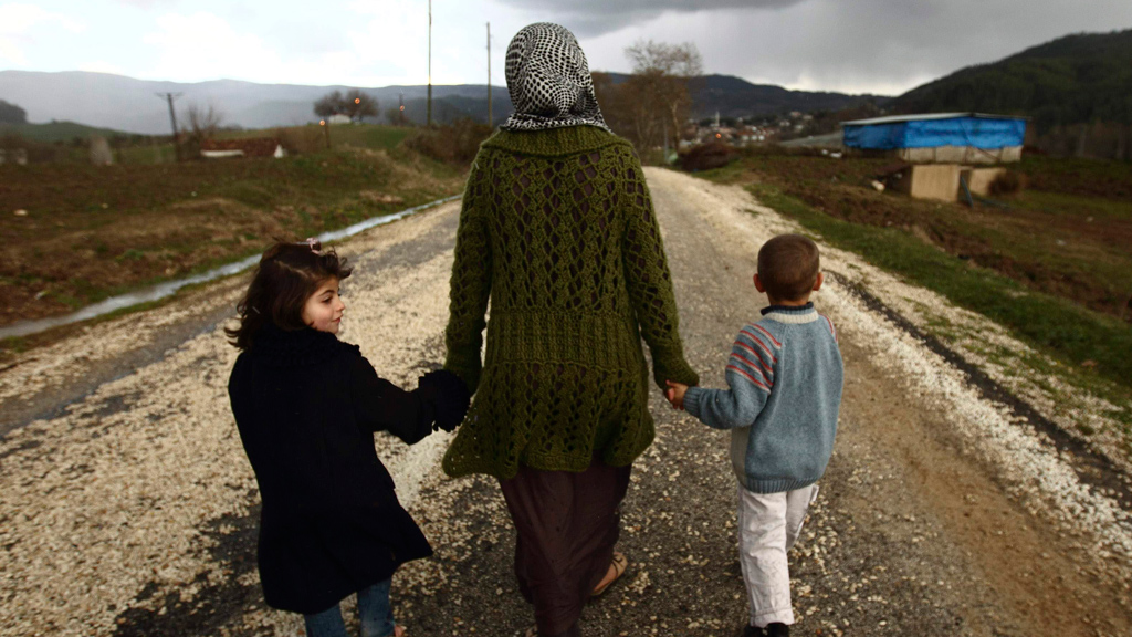 Syrische Flüchtlinge an der türkischen Grenze; Foto: Reuters