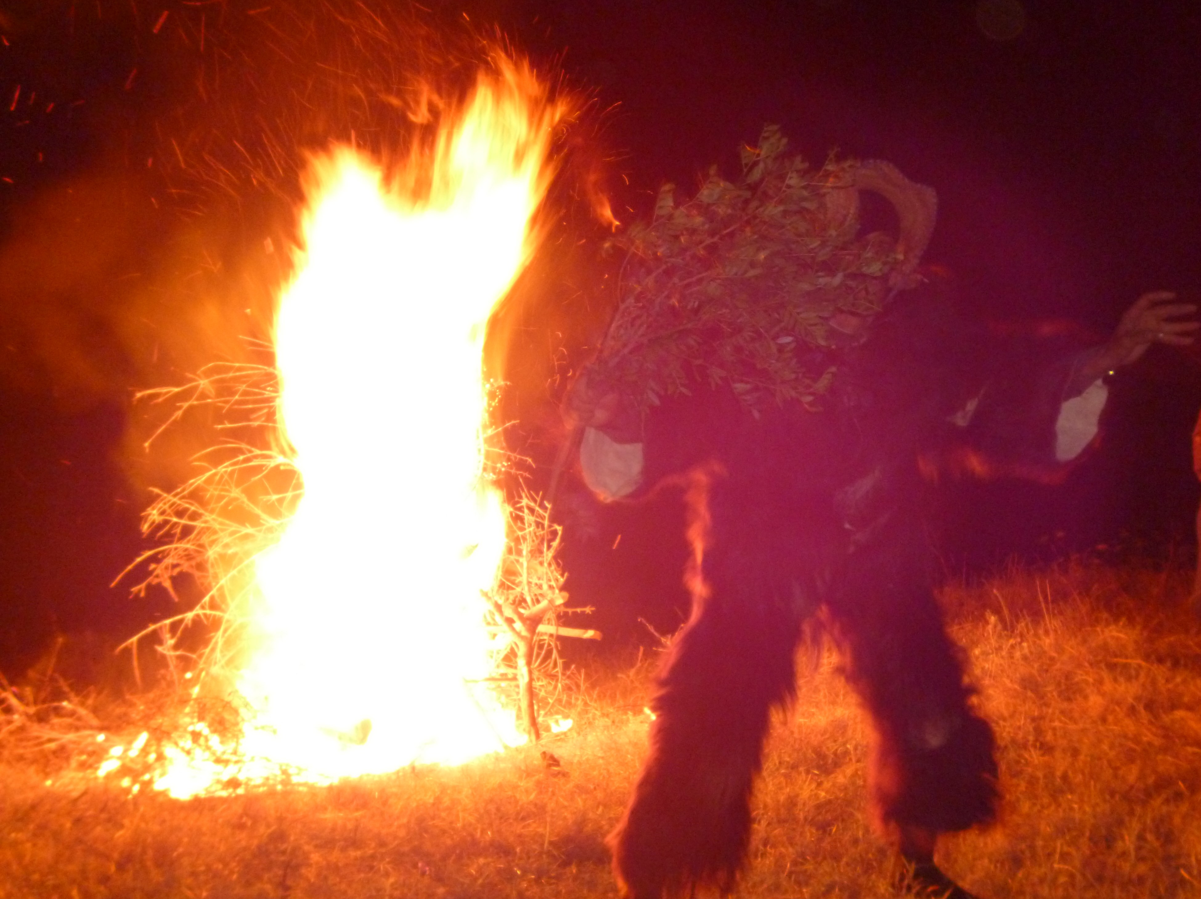 Ziegengott Boujeloud tanzt vor einem Feuer in Joujouka; Foto: Arian Fariborz