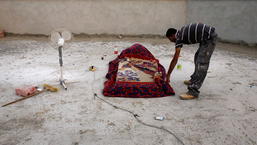 Palästinensischer Bauarbeiter aus der Westbank übernachtet auf einer Baustelle in der Nähe von Tel Aviv; Foto: Reuters