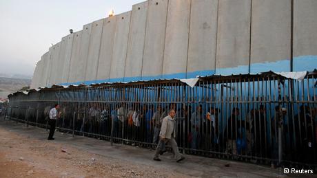 Palästinensische Arbeiter warten in der Nähe Betlehems am israelischen Sperrwall auf die Einreise; Foto: Reuters