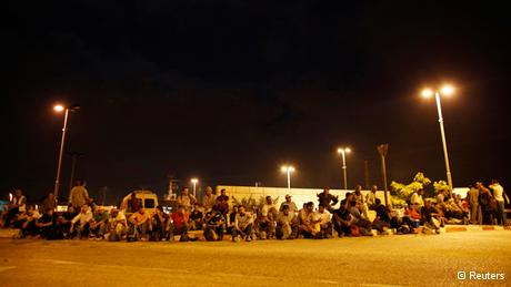 Palästinensische Arbeiter aus der Westbank warten am Eyal Checkpoint; Foto: Reuters