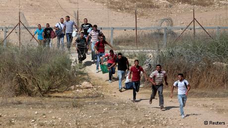 Palästinensische Arbeiter überqueren einen Grenzzaun in der Nähe der Stadt Beersheba; Foto: Reuters