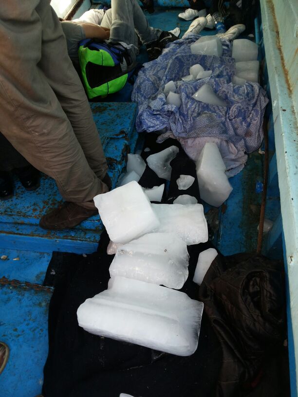 Auf dem aufgebrachten Flüchtlingsboot werden Leichen mit Eisblöcken gekühlt; Foto: Karim El-Gawhary