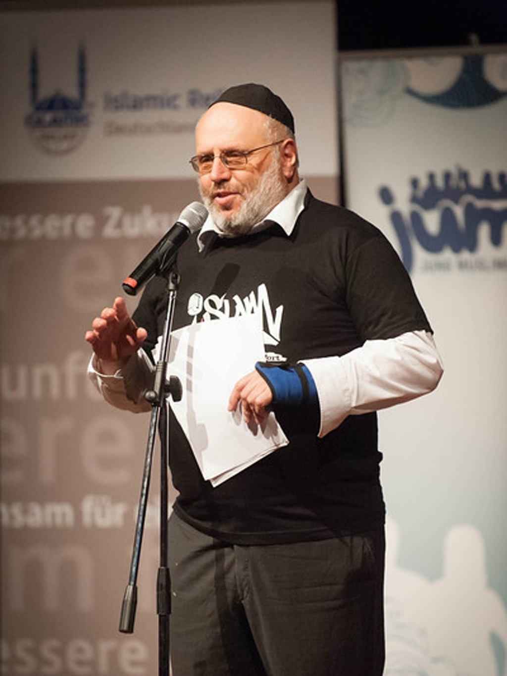 Rabbi Walter Rothschild auf einer Poetry Slam Veranstaltung in Berlin; Foto: Arne List/DW
