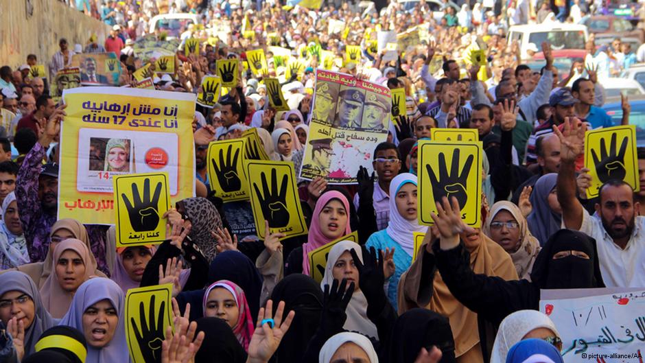 مساع لتشكيل معارضة تكسر احتكار الإخوان والجيش للمشهد المصري