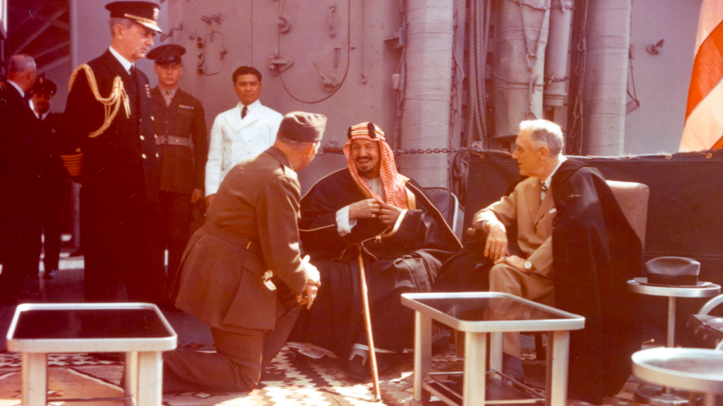President Roosevelt (right) during a meeting with King Abdul Aziz ibn Saud III of Saudi Arabia on deck of a the USS Quincy (photo: picture alliance/akg-images)