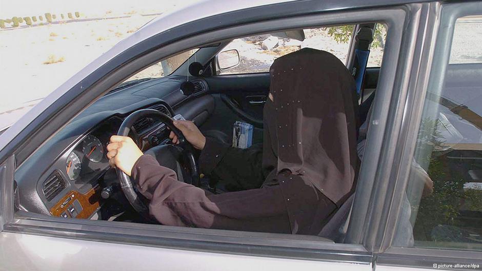 A Saudi woman driving in a car. Up until now, women are not allowed to drive in Saudi Arabia (photo: picture-alliance/dpa)