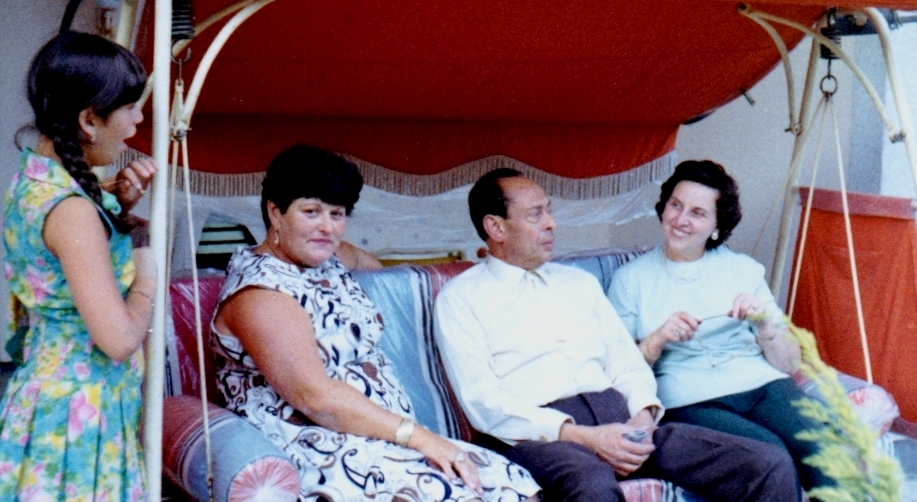 Mohamed Helmy and his wife Emmi Helmy (right) in Berlin during a visit of Anna Boros (second from left) and her daughter Carla (photo: Yad Vashem)