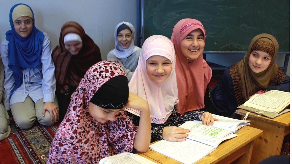Young Muslim girls in a Koran school in Austria (photo: Emir Numanovic/DW)