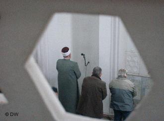 Bosnischer Muslim beim Gebet in einer Moschee in Sarajewo; Foto: Mirsad Camdzic/DW
