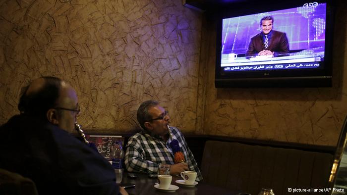 Zuschauer in einem Kaffee-Haus in Kairo vefolgen Bassem Youssefs Sendung; Foto: picture-alliance/AP