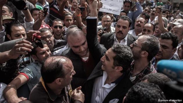Bassem Youssef surrounded by a crowd of his followers (photo: picture-alliance/dpa)