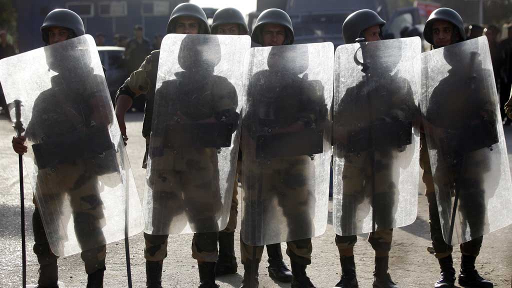 Sicherheitskräfte in Kairo im Einsatz gegen Demonstranten und Anhänger des gestürzten Präsidenten Mohammed Mursi; Foto: Reuters