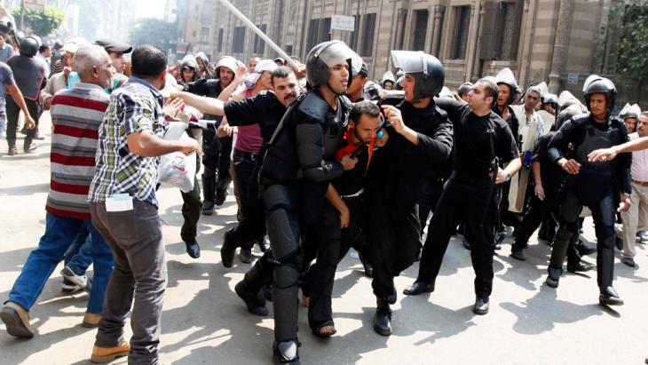 الشرطة تعتقل أحد أنصار مرسي في القاهرة بتاريخ 13 أغسطس 2013. photo: Mohamed Abd El Ghany / Reuters