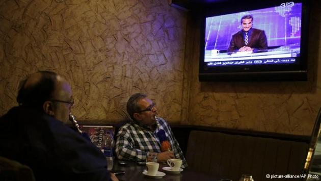 باسم يوسف: السخرية في خدمة الديمقراطية 