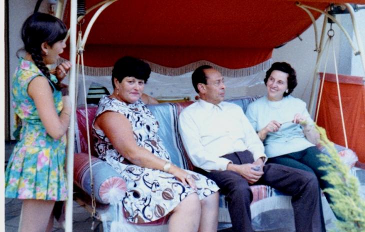 صورة من عام 1969 التُقِطَت للطبيب المصري الراحل محمد حلمي وزوجته إيمي (إلى اليمين). وبجانبهما أنا بوروس (التي أنقذها الطبيب من النازيين) وابنتها كارلا. photo: Yad Vashem