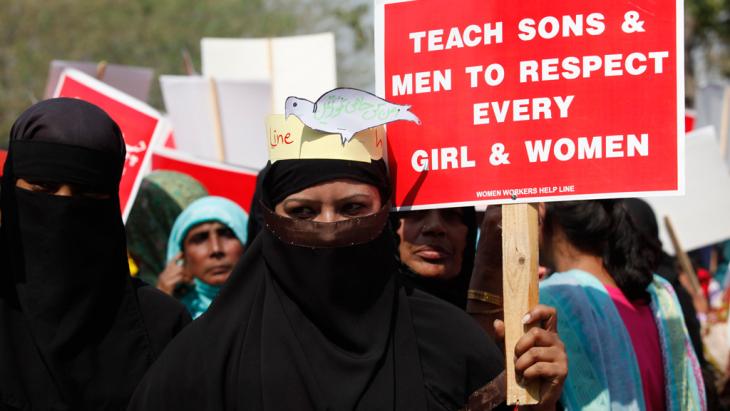 ناشطة مشاركة في مسيرة احتقالية بيوم المرأة العالمي في مدينة لاهور الباكستانية. 8 مارس/ آذار 2013. photo: Reuters
